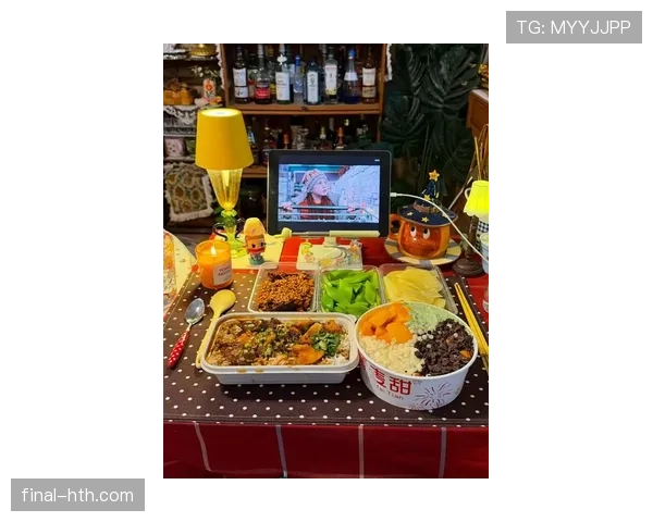 刷到张家齐家里那张早餐照，餐具精致得让我怀疑工资少了个零